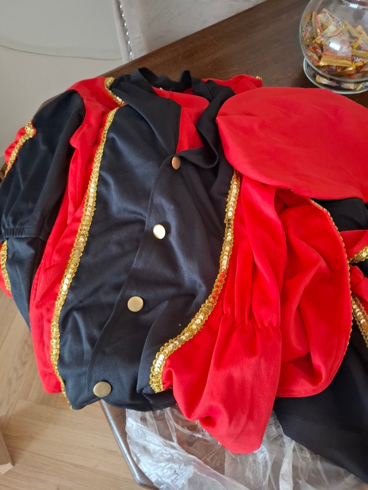 Pietenpak compleet - Zwart/Rood met gouden accenten, Kinderen en Baby's, Ophalen, Gebruikt, Jongen of Meisje