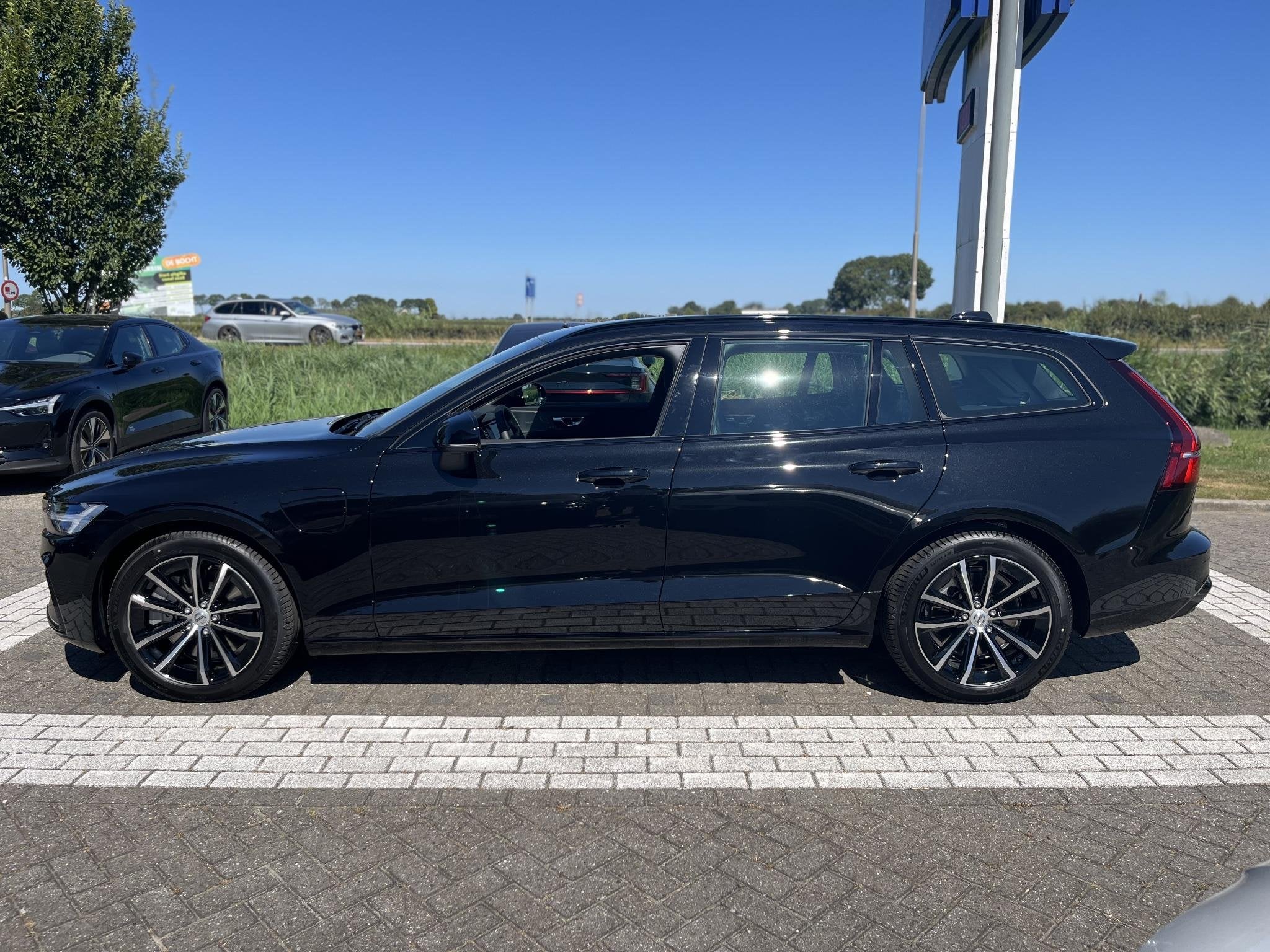 Volvo V60 T6 Plug-in hybrid AWD Plus Dark | 18 Inch Velgen |, Auto's, Volvo, Automaat, 4 cilinders, Zwart, Leder