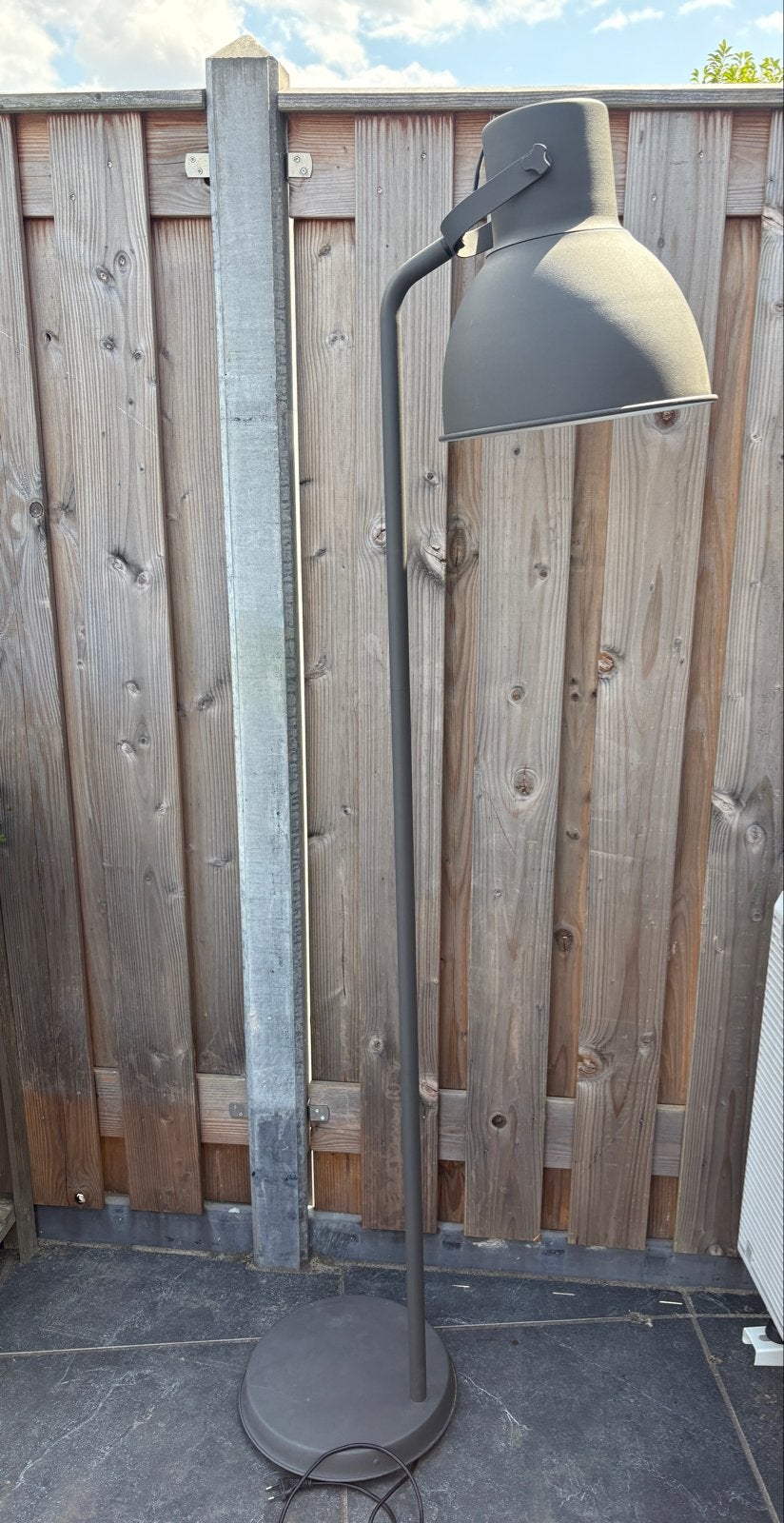 Donkergrijze staande lamp met grote kap, Gebruikt, Metaal, 150 tot 200 cm, E27 (groot)