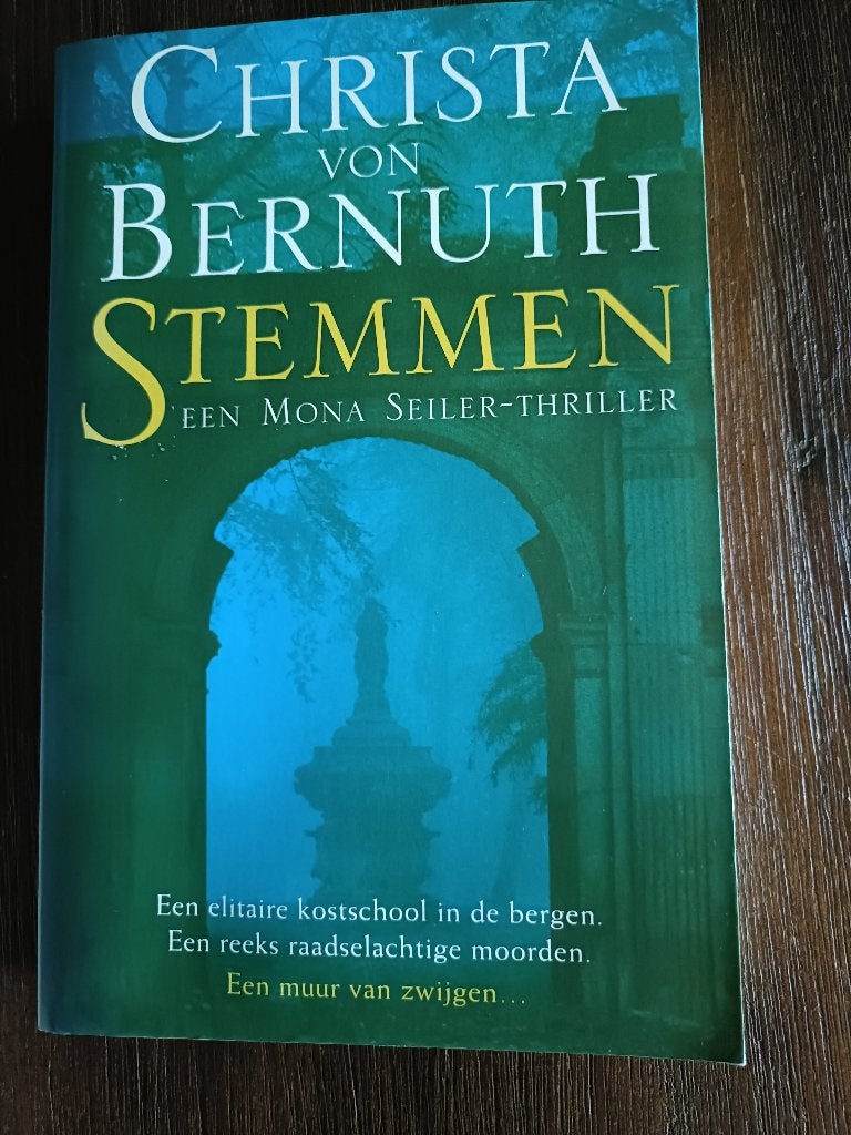Stemmen - boek - Christa von Bernuth, Boeken, Ophalen of Verzenden, Zo goed als nieuw, Christa von bernuth, Nederland