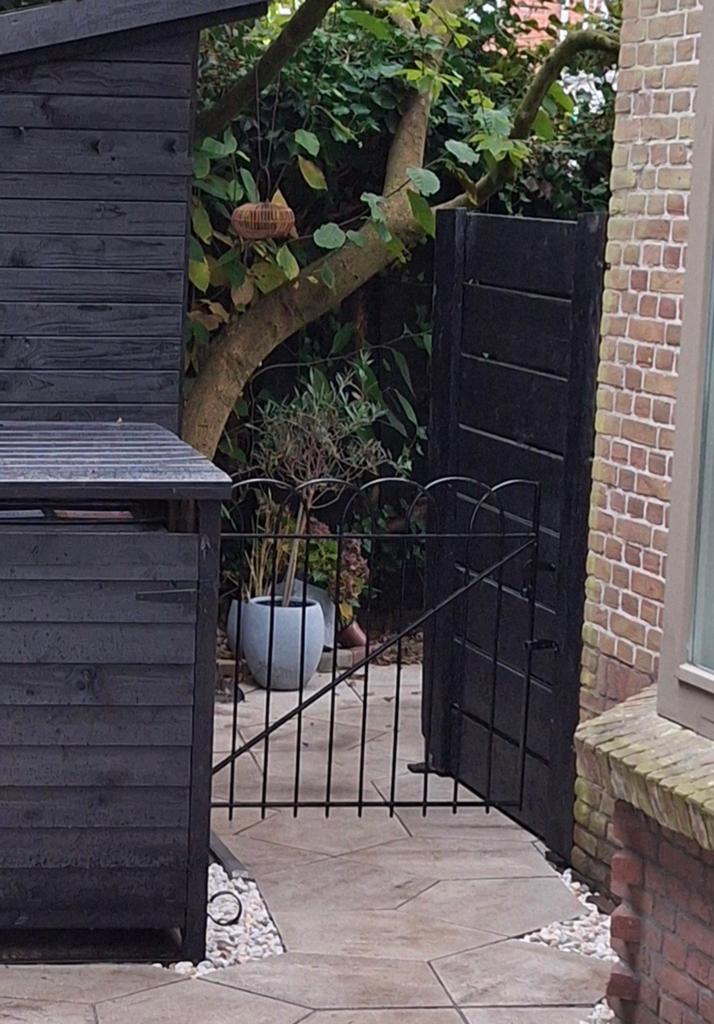 Zwart metalen tuinpoortje met sierlijke krullen, Ophalen, Met poort, Gebruikt, Tuinhek