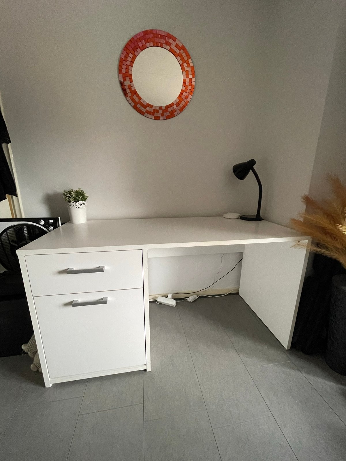 Wit bureau met lade en opbergruimte, Ophalen, Met lades, Spaanplaat of MDF, 137 cm
