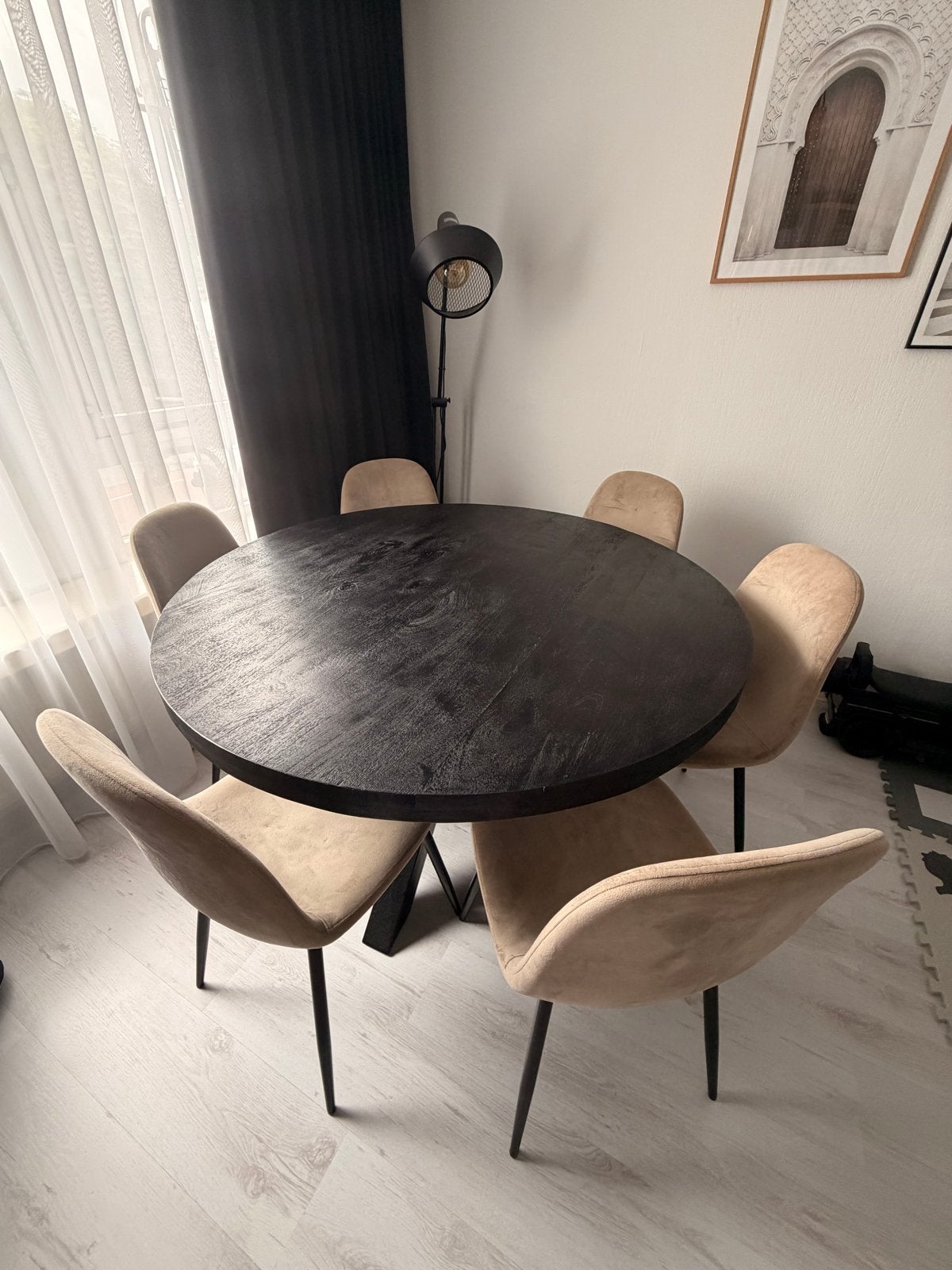 Ronde eettafel met 6 stoelen - Zwart hout en beige stof, Huis en Inrichting, Tafels | Eettafels, Gebruikt, 100 tot 150 cm, Vijf personen of meer