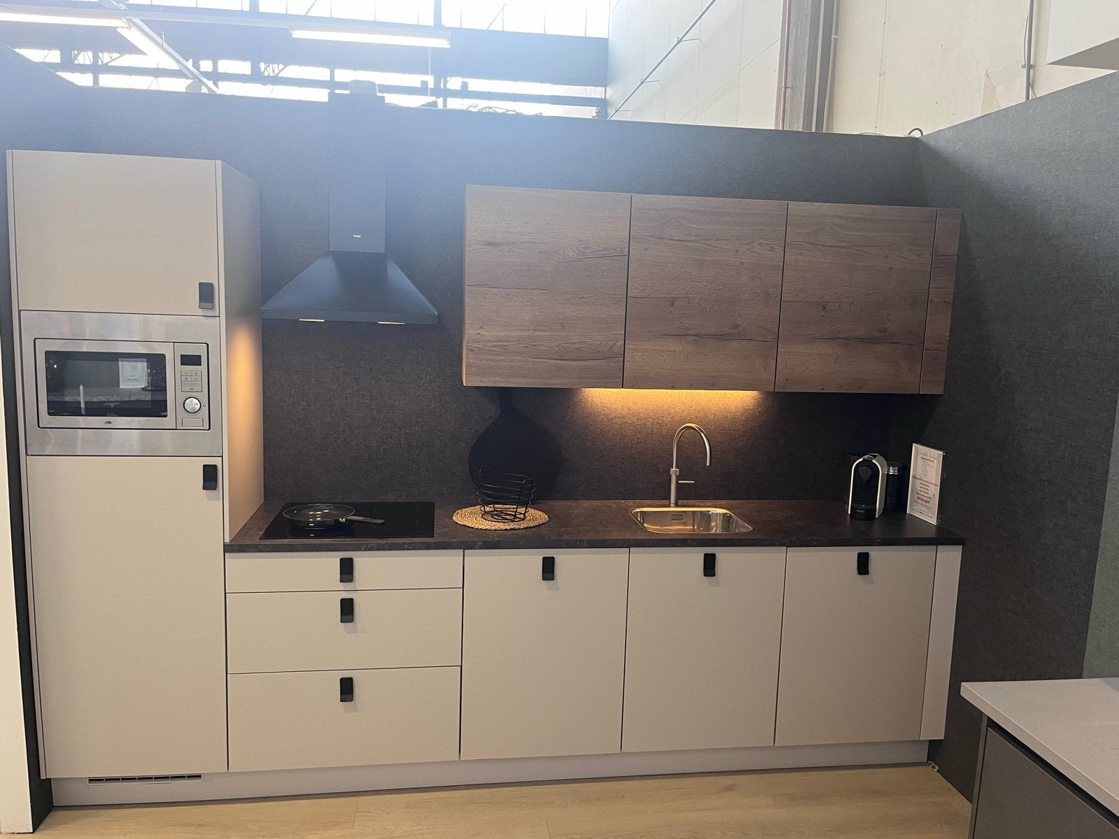 Complete keuken Easytouch Zand - Showroom uitverkoop, Ophalen, Nieuw, Enkelwandige keuken, Crème