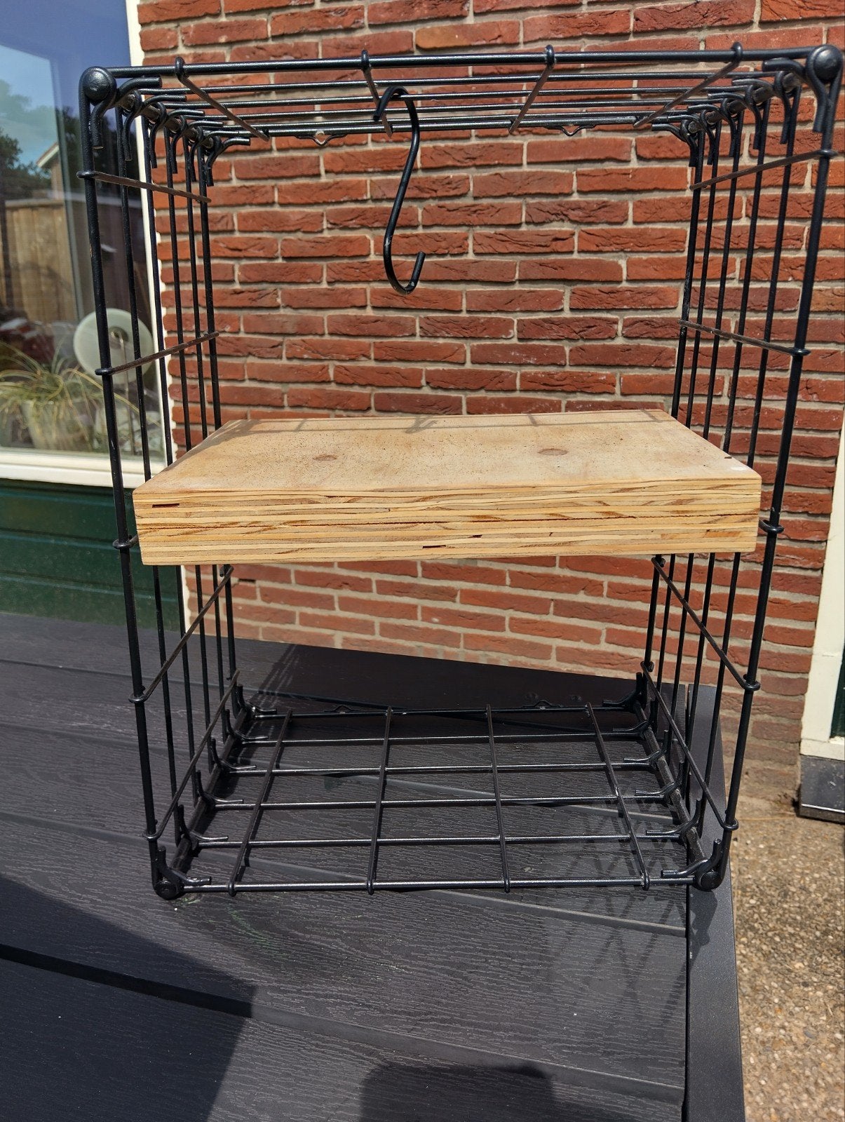 Gratis: zwart metalen rekje met houten plankje, Ophalen, Gebruikt