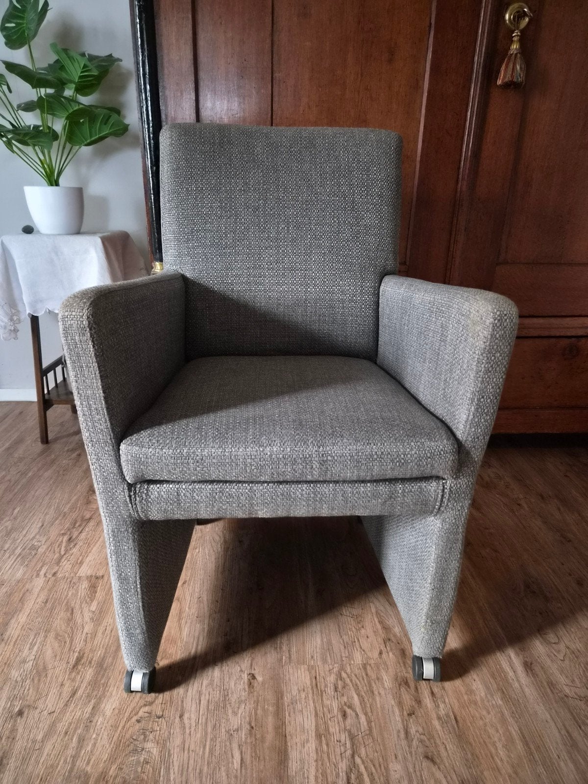 4x Grijze Eetkamerstoelen met Armleuning en Wieltjes, Ophalen, Modern, Comfortabel, Zo goed als nieuw, Vier