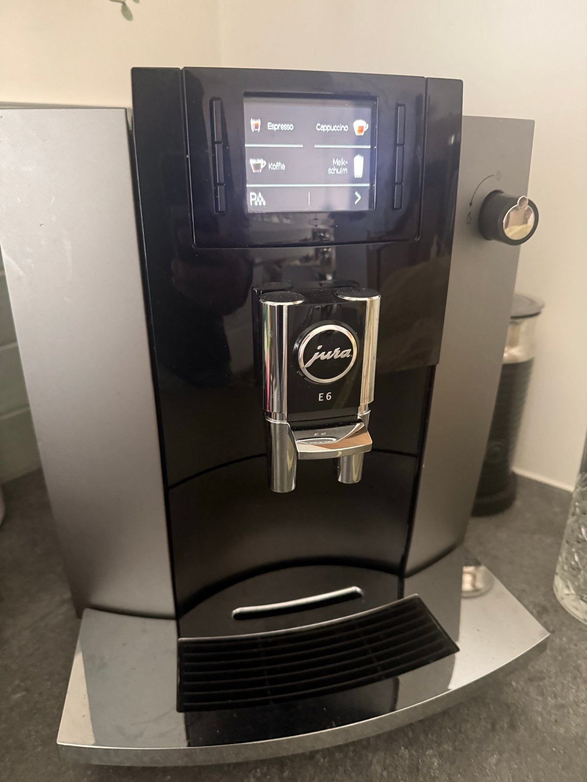 Jura E6 volautomatische koffiemachine -, Ophalen, Afneembaar waterreservoir, Gebruikt, 10 kopjes of meer