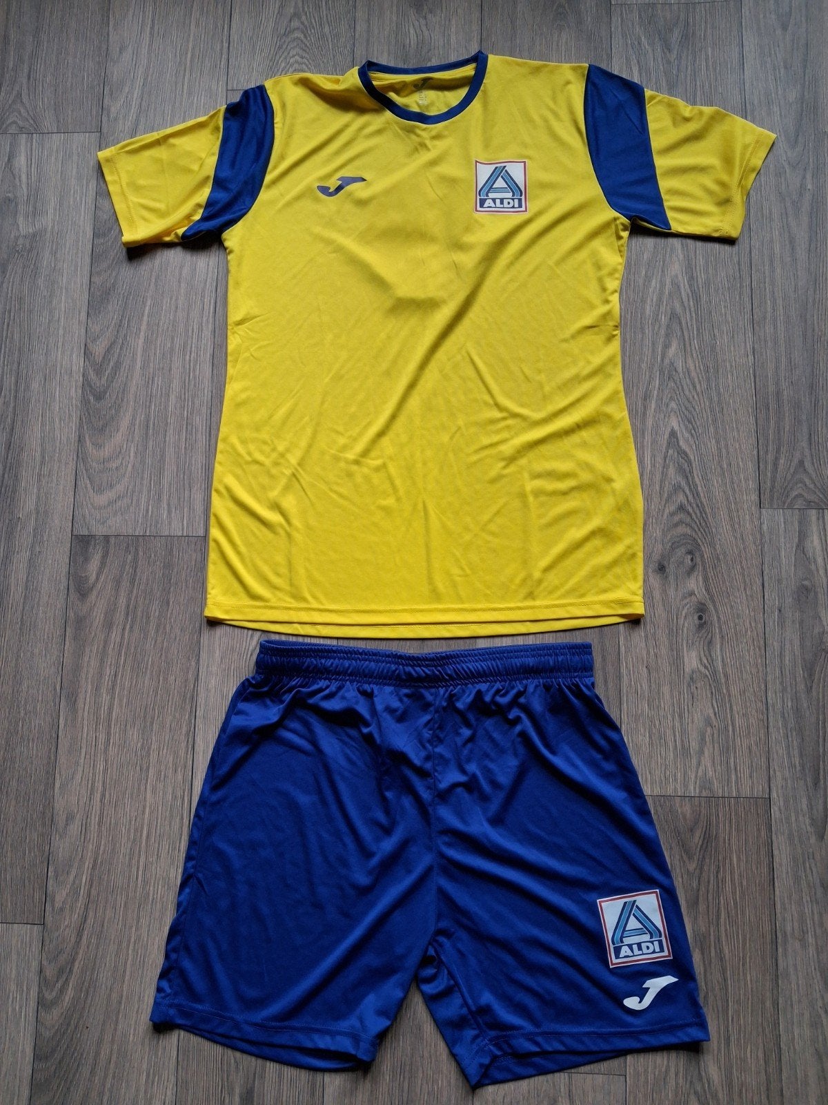 Aldi voetbal outfit.  Maat L, Ophalen, Zo goed als nieuw, Shirt