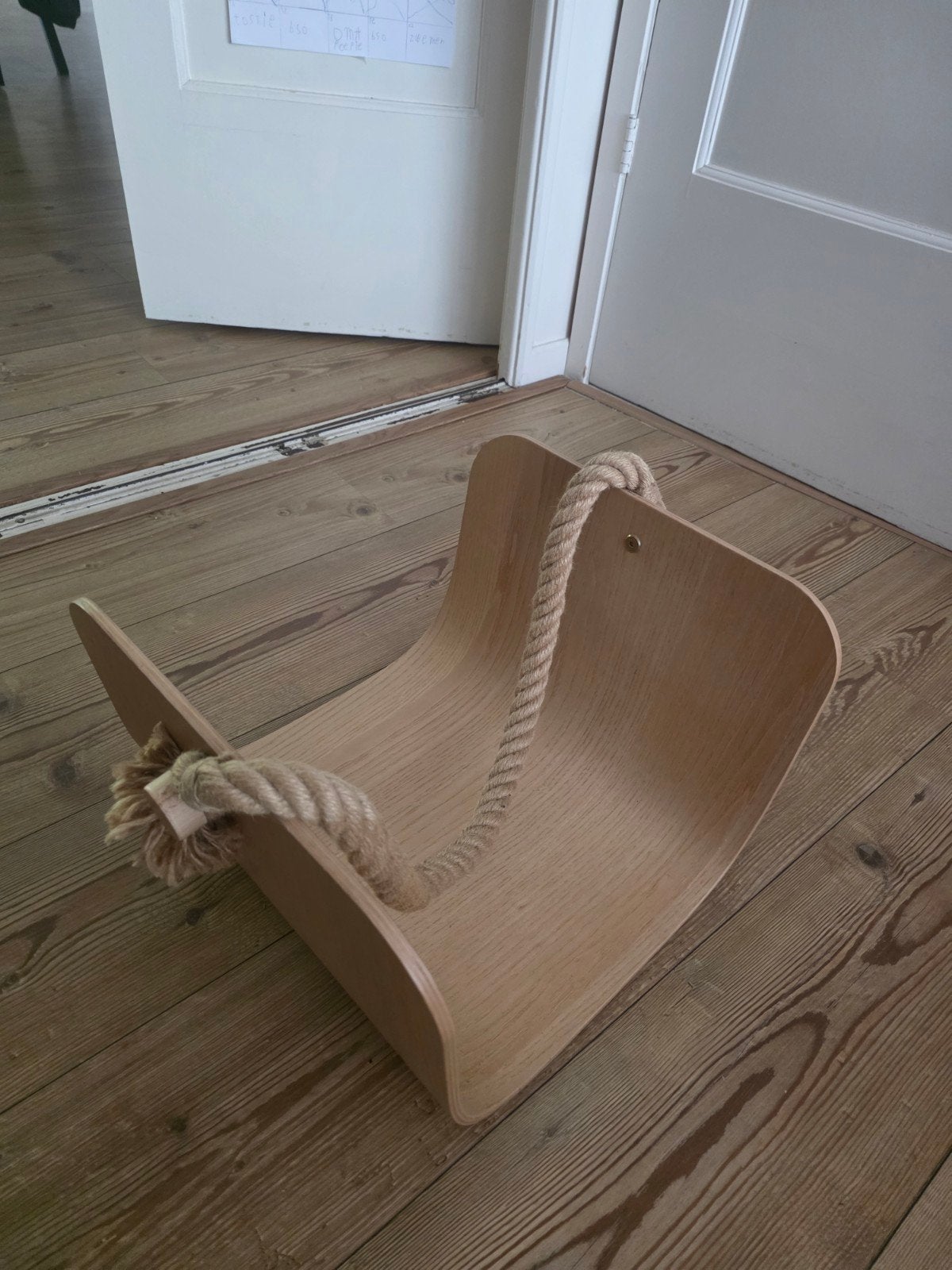 Stijlvolle houten krantenbak met touw handvat, Ophalen, Met handvat, Modern, Zo goed als nieuw
