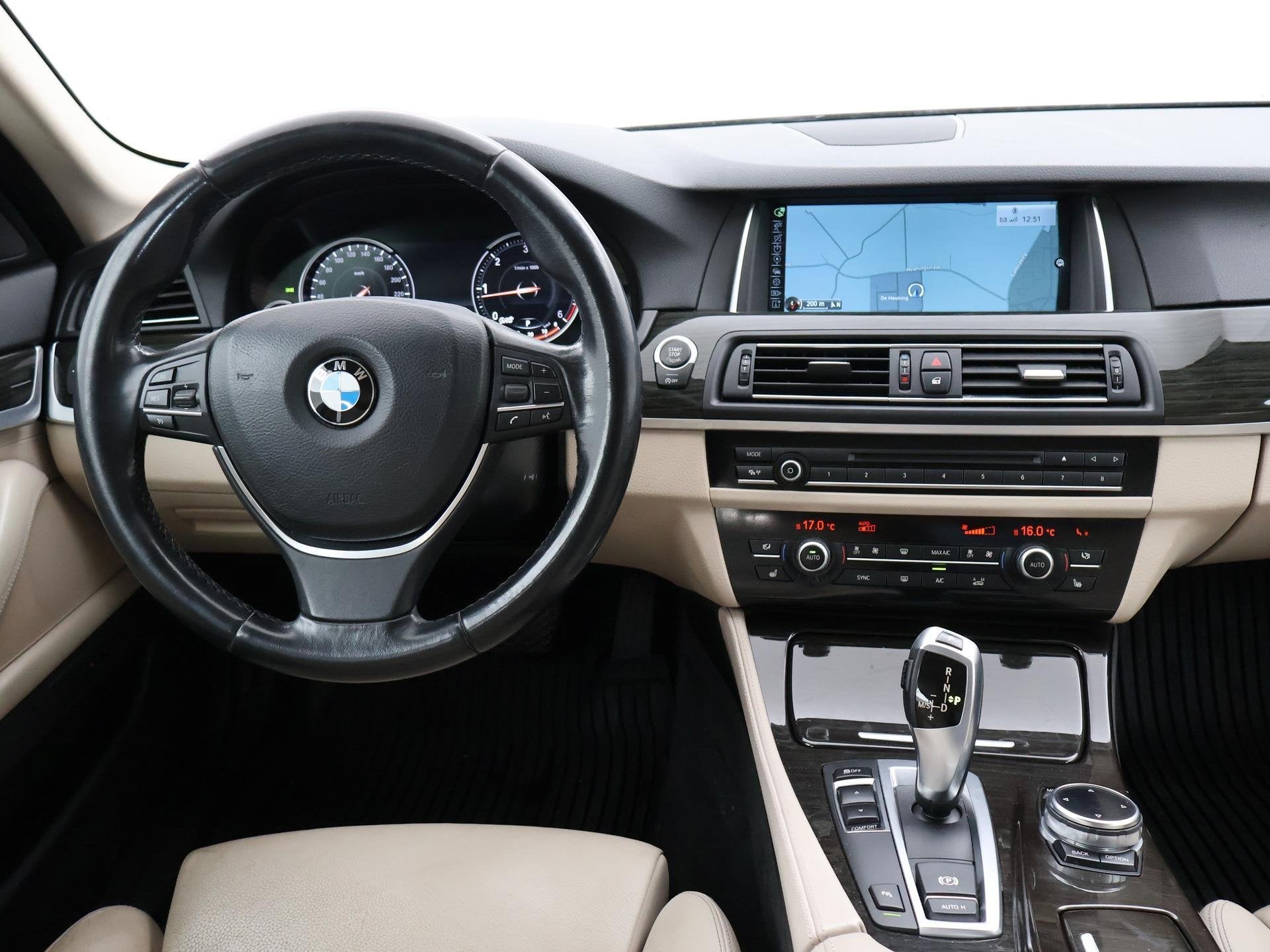 BMW 5-serie Touring 520D 184 PK AUT. LUXURY + COMFORTSTOELEN, Automaat, Achterwielaandrijving, 2000 kg, Zwart