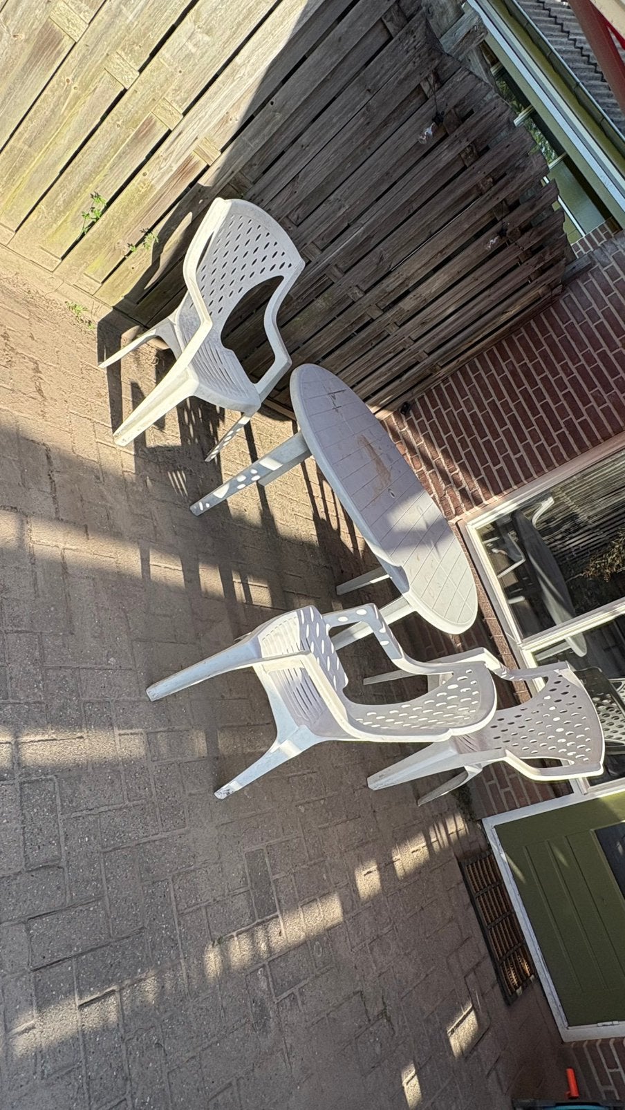 Drie terrasstoelen en een tafel. Kunststof, Ophalen, Gebruikt, Kunststof