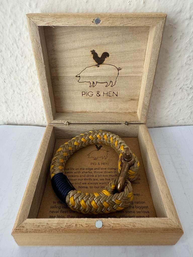 Pig & Hen Armband - Gevlochten Touw Geel/Bruin maat S/M, Sieraden, Tassen en Uiterlijk, Armbanden, Ophalen of Verzenden, Zo goed als nieuw