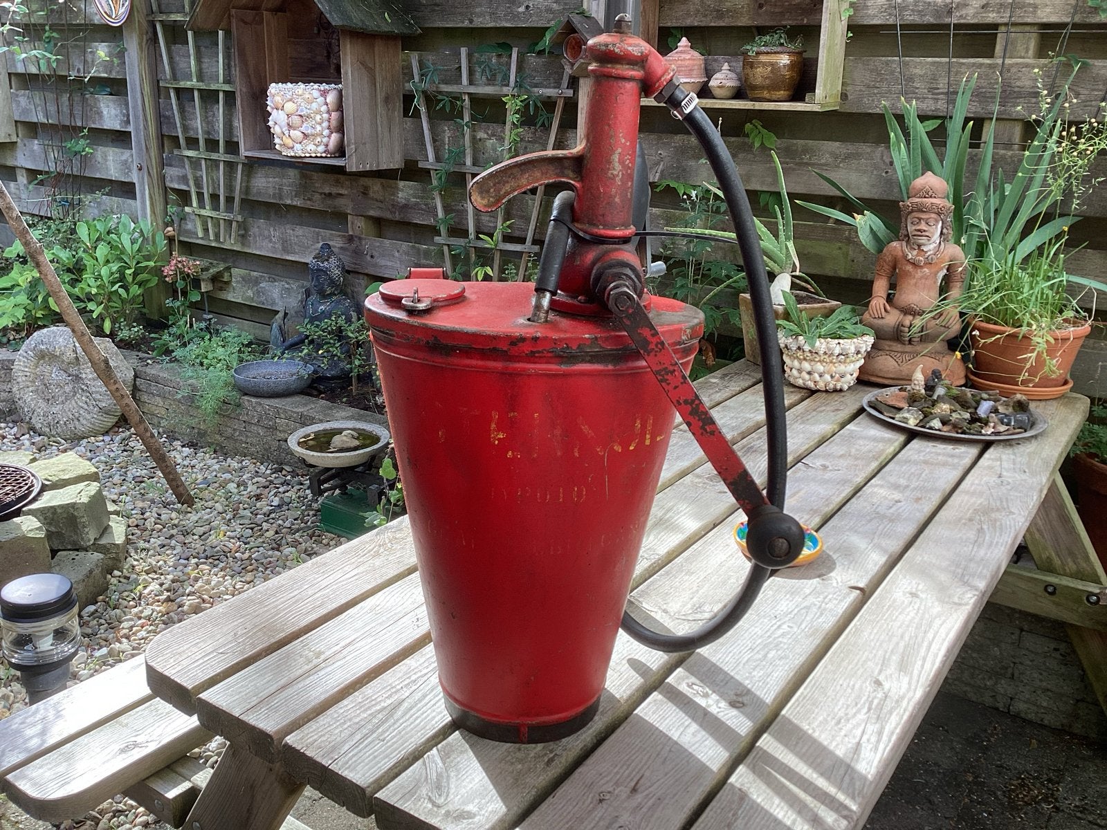 Vintage rode handpomp - decoratief item, Antiek en Kunst, Ophalen