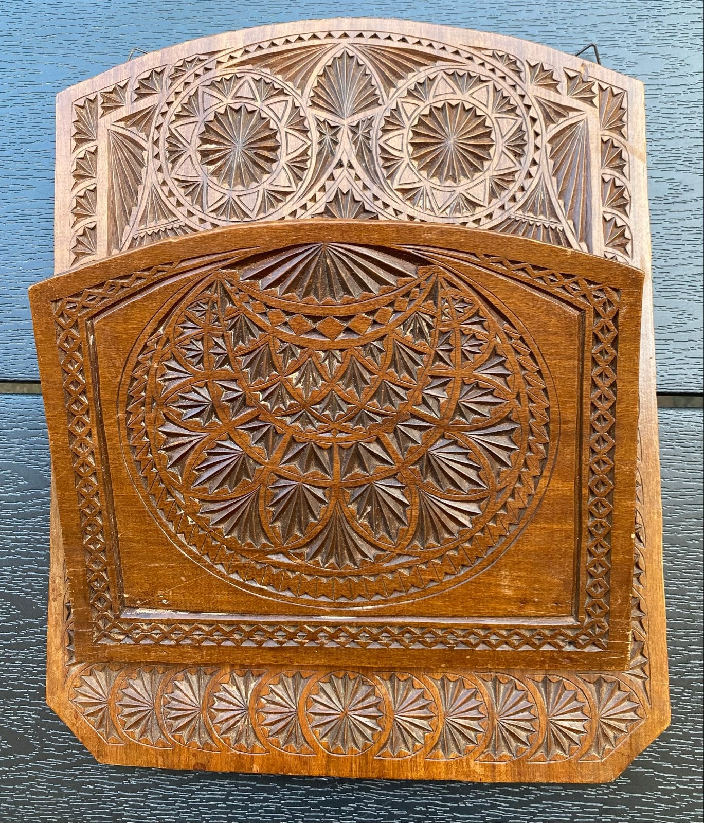 Vintage houten brievenhouder met Fries houtsnijwerk (1928), Ophalen of Verzenden