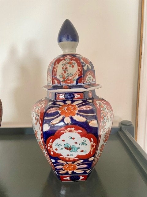 Antieke Imari dekselvaas, dop gerestaureerd, Ophalen of Verzenden
