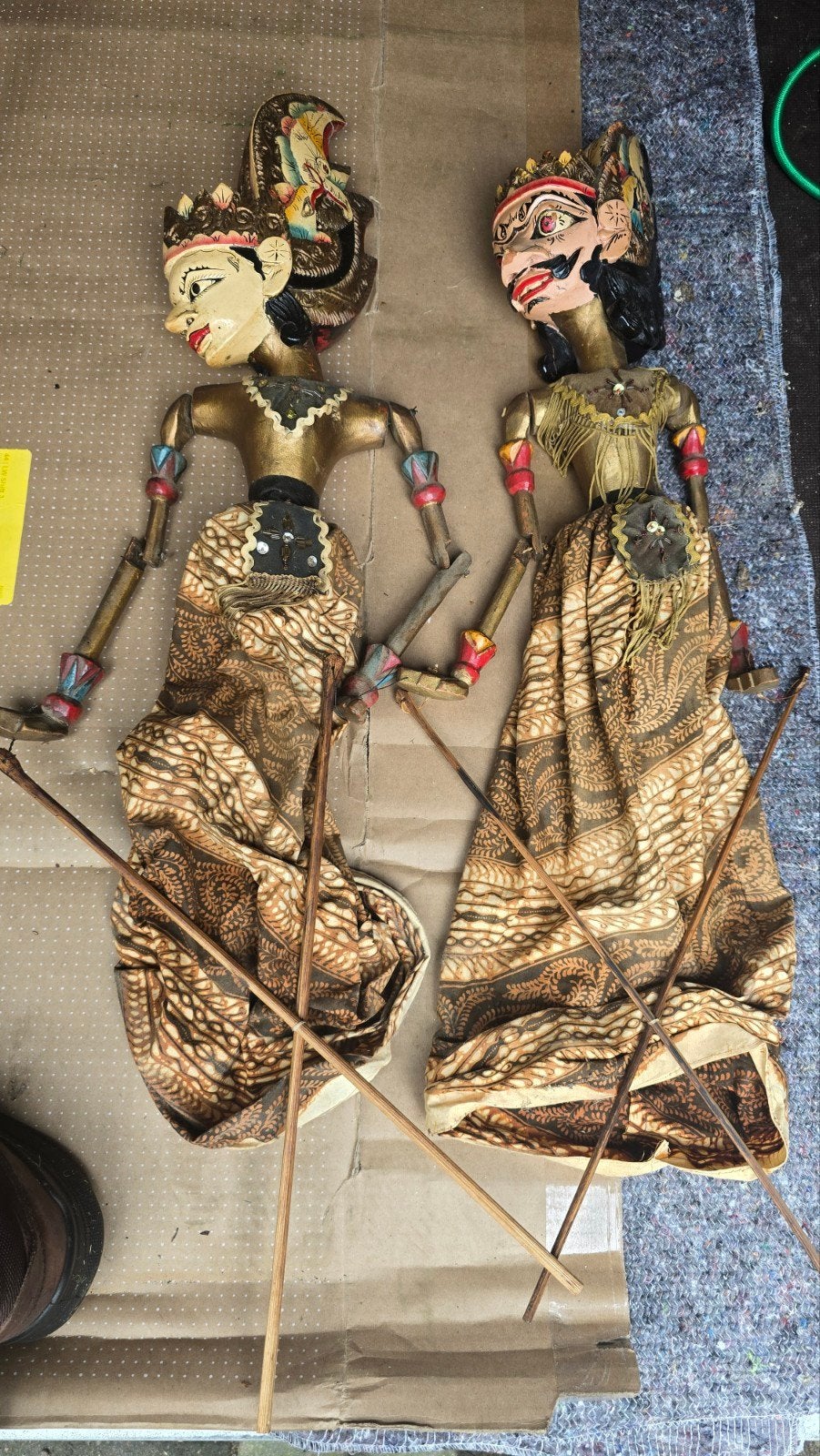 2 Wayang Golek-theaterpoppen nette staat, Ophalen