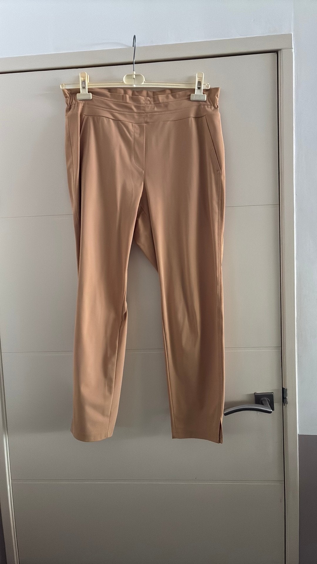 Fijn Studio Anneloes broekje mt XL Camelkleur!, Kleding | Dames, Broeken en Pantalons, Beige, Maat 42/44 (L), Ophalen of Verzenden