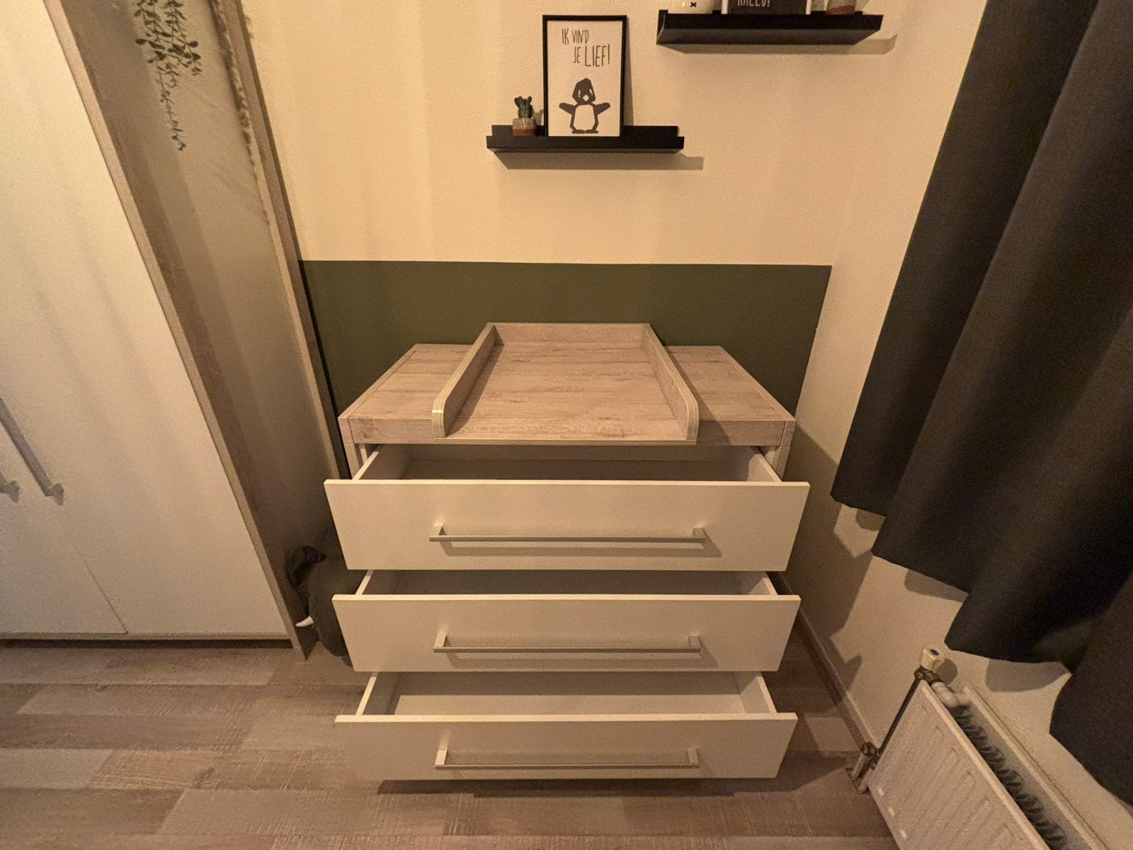 TWF Frame Babykamer: Commode, Ledikant, Matras & Wandplank, Ophalen, Zo goed als nieuw, Jongetje of Meisje