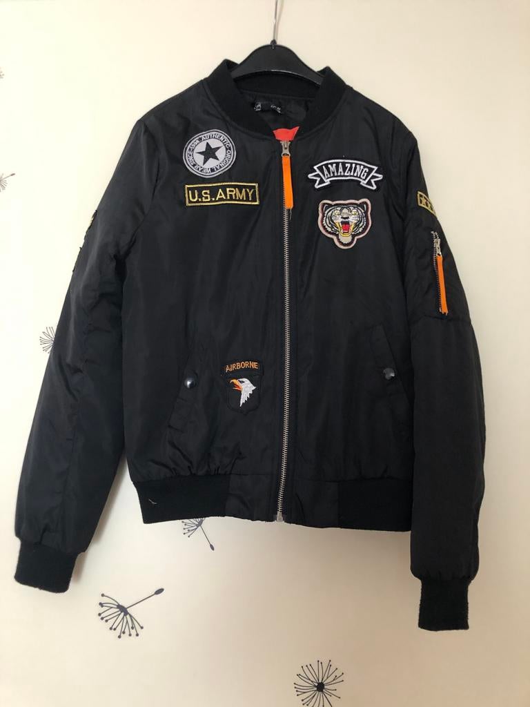 Zwarte bomberjack met patches - Stoer en stijlvol!, Kleding | Heren, Ophalen of Verzenden, Zo goed als nieuw, Zwart