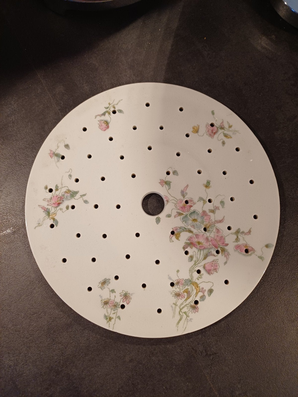 Prachtige ronde Franse Treef Uitlekschaal met roze bloemetje, Verzenden