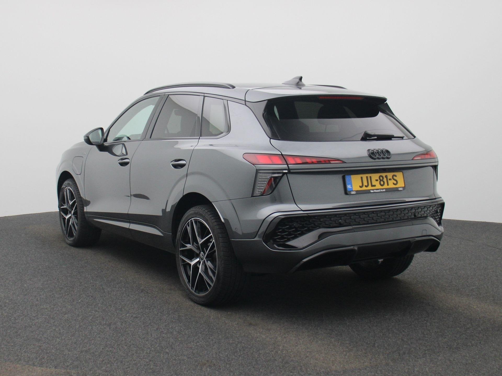 Audi Q3 1.5 e-hybrid S edition l Demo l Adaptive cruise cont, Auto's, Audi, 12 maanden, 1800 kg, 1498 cc, 4 cilinders