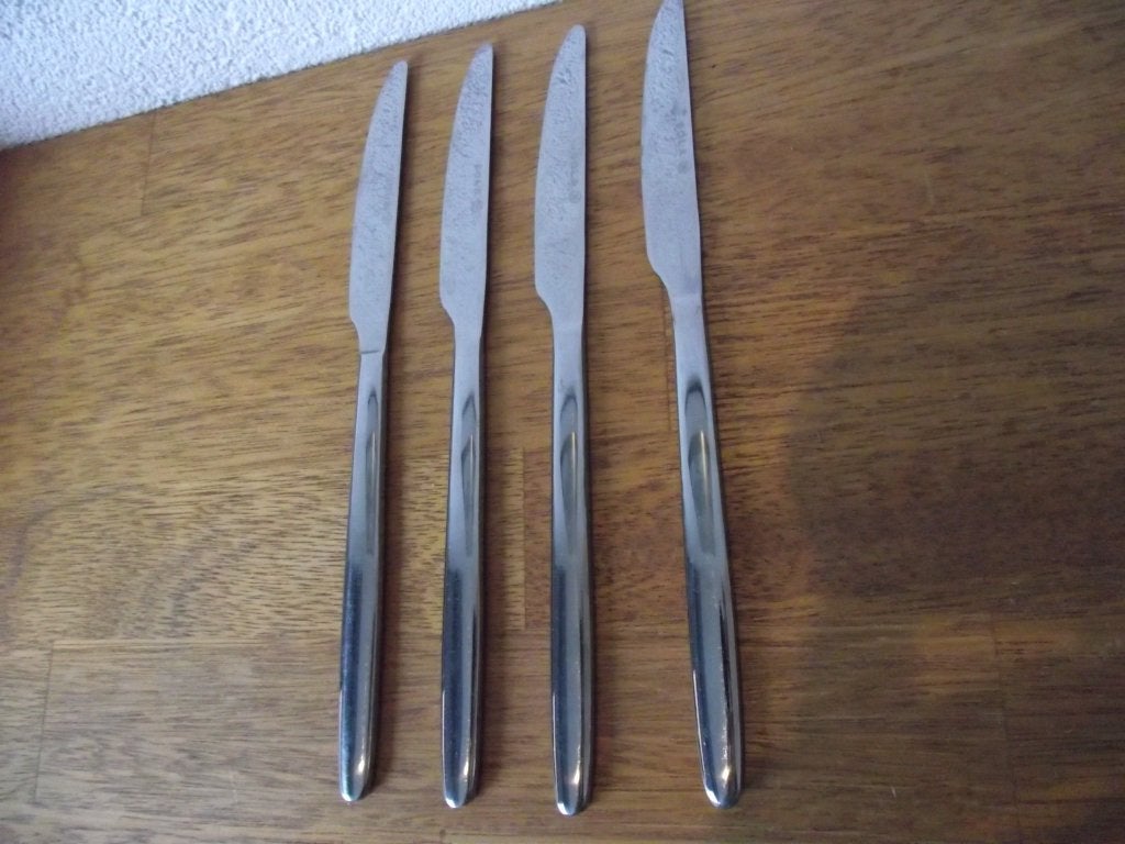 4 stuks Sola RVS dinermes steak mes met kartels 23 cm p stuk, Sola, Los bestek, Ophalen of Verzenden, Zo goed als nieuw