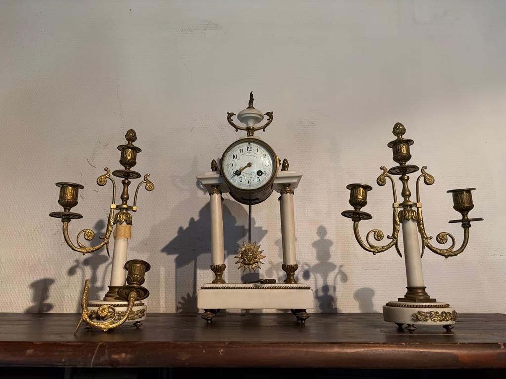 Antieke Franse pendule met kandelaars, marmer en brons, Antiek en Kunst, Ophalen of Verzenden