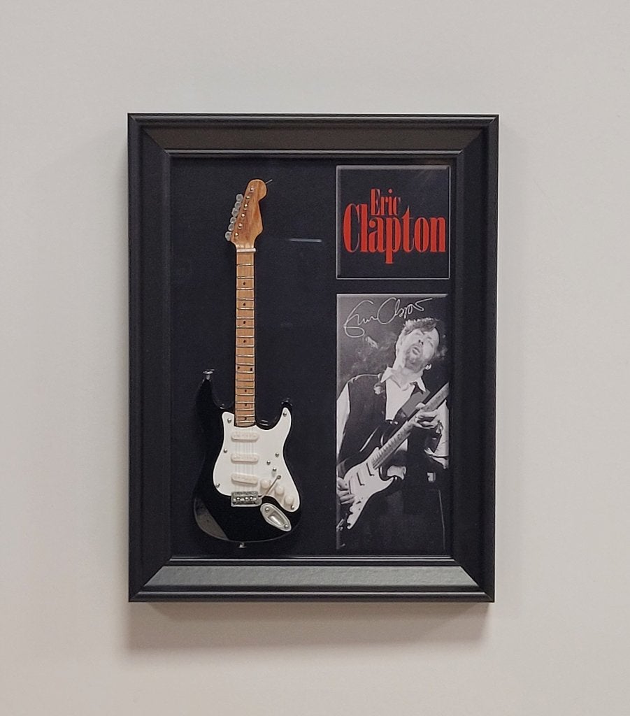 Eric Clapton miniatuur gitaar op lijst wanddeco decoratie, Info@deconoord.nl, Deco Noord, Nieuw, Ophalen of Verzenden
