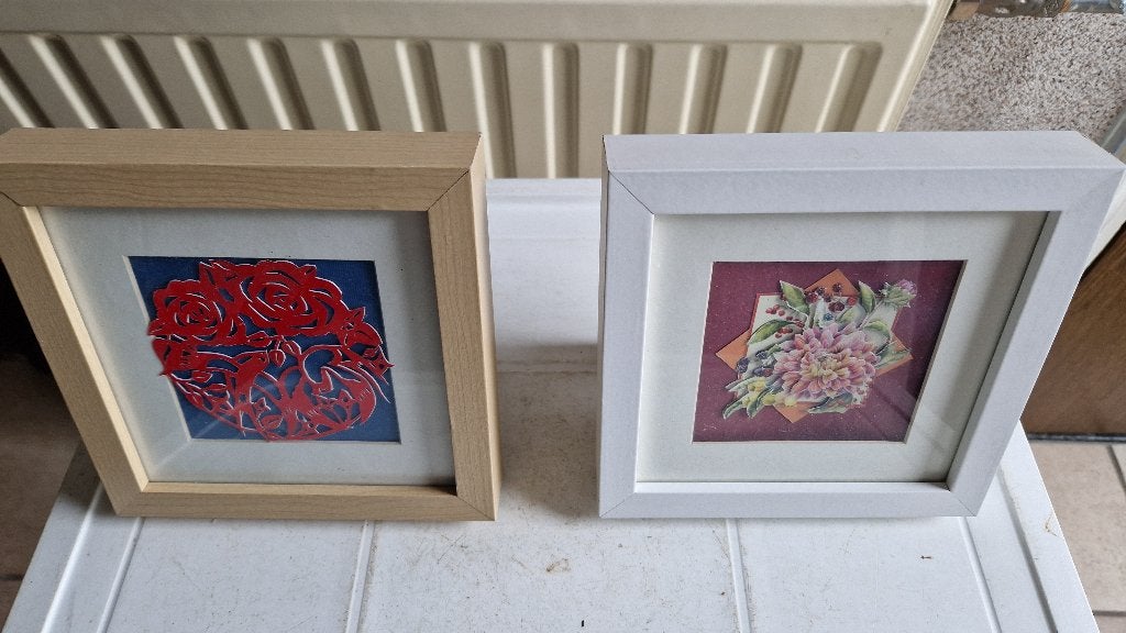 2 schilderijtjes met papierkunst, Antiek en Kunst, Ophalen of Verzenden