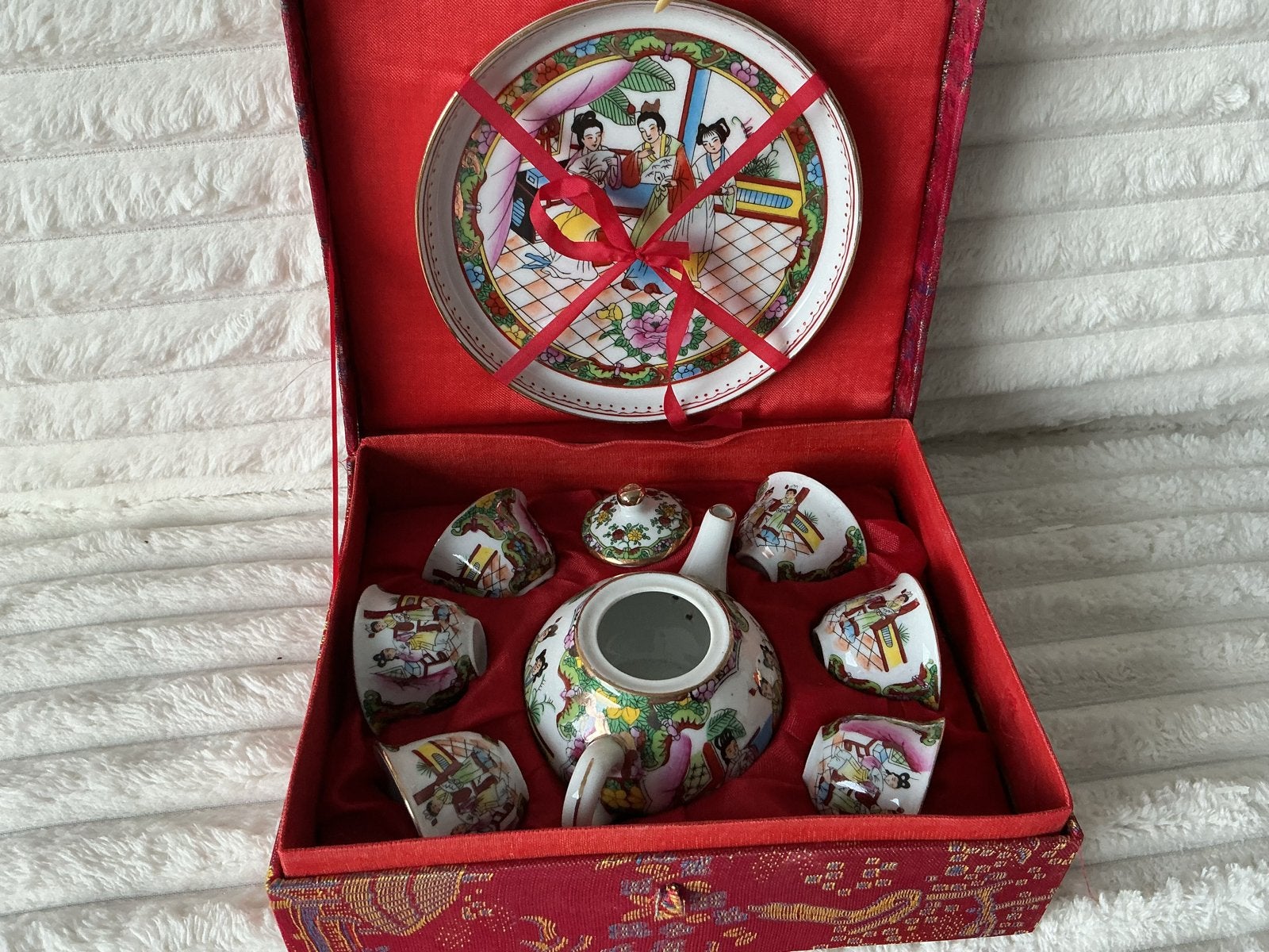 Vintage Chinees theeservies in rode zijden doos, Antiek en Kunst, Antiek | Porselein, Ophalen of Verzenden