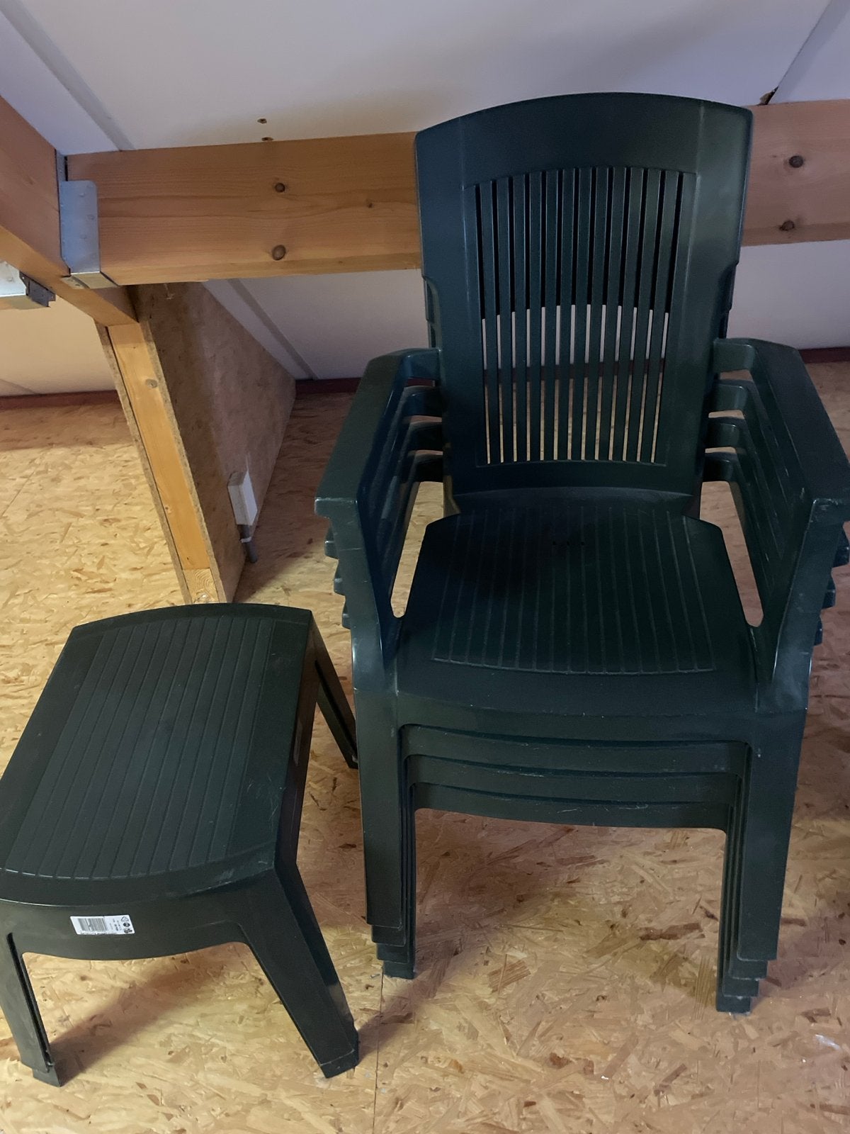 Tuinset: 4 stapelbare stoelen en bijzettafel Aquarius, Ophalen, Gebruikt, Kunststof, Stapelbaar