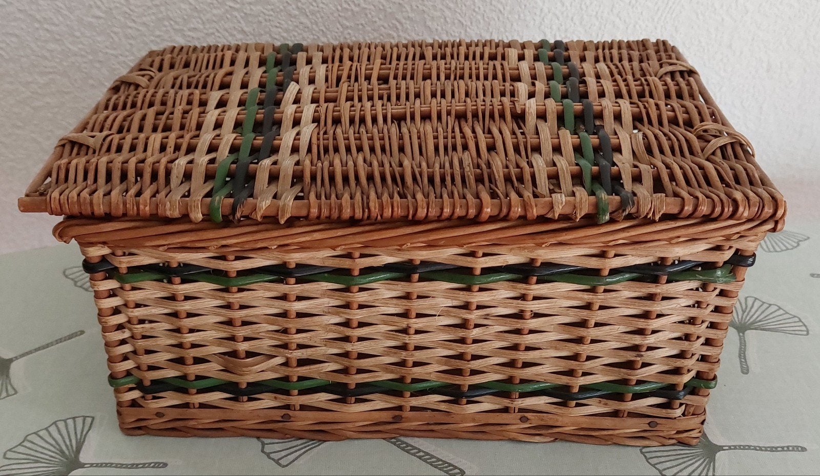 Rieten mand met deksel en groen/ blauwe rand erin., Ophalen of Verzenden, Rechthoekig, Riet
