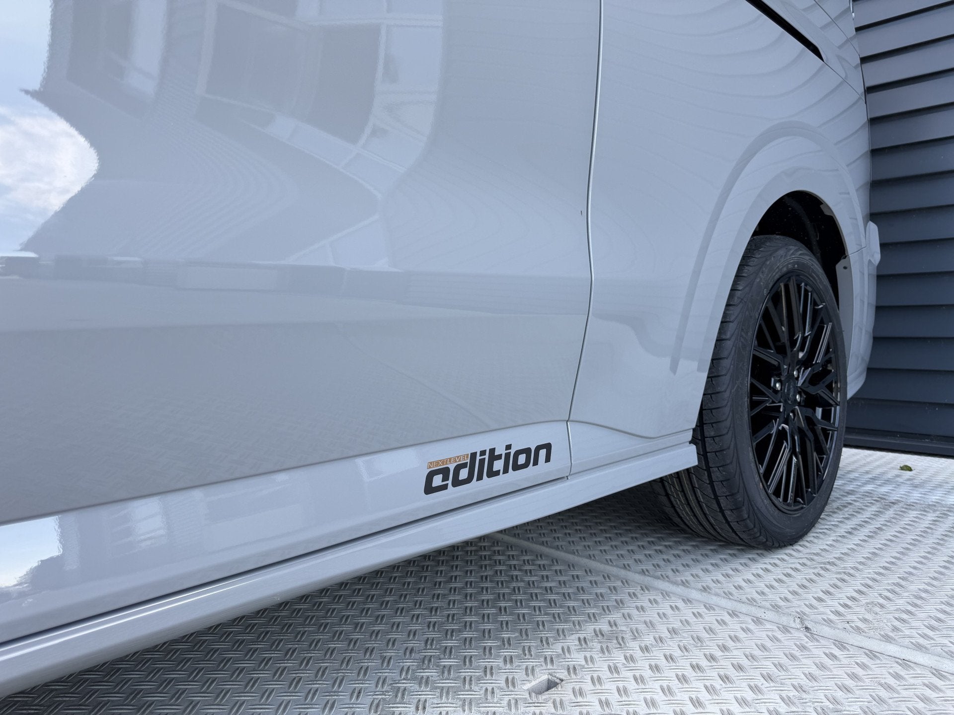 Ford E-Transit Cust. 340 L2H1 Sport 71 kWh | Next Level Edit, Auto's, Automaat, Automatische klimaatregeling, Achterwielaandrijving