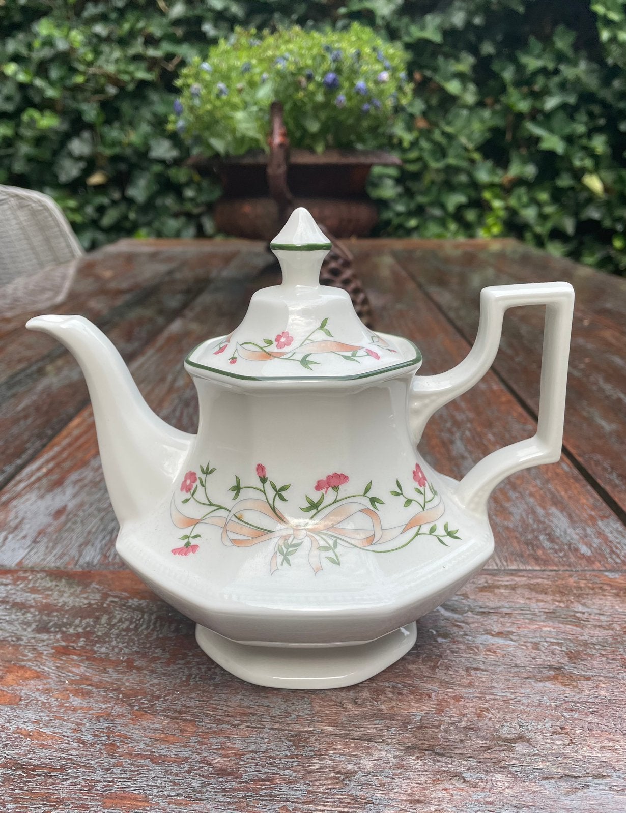 Vintage theepot porselein ‘Eternal Beau’, Johnson Brothers, Gebruikt, Overige merken, Vintage, Ophalen of Verzenden