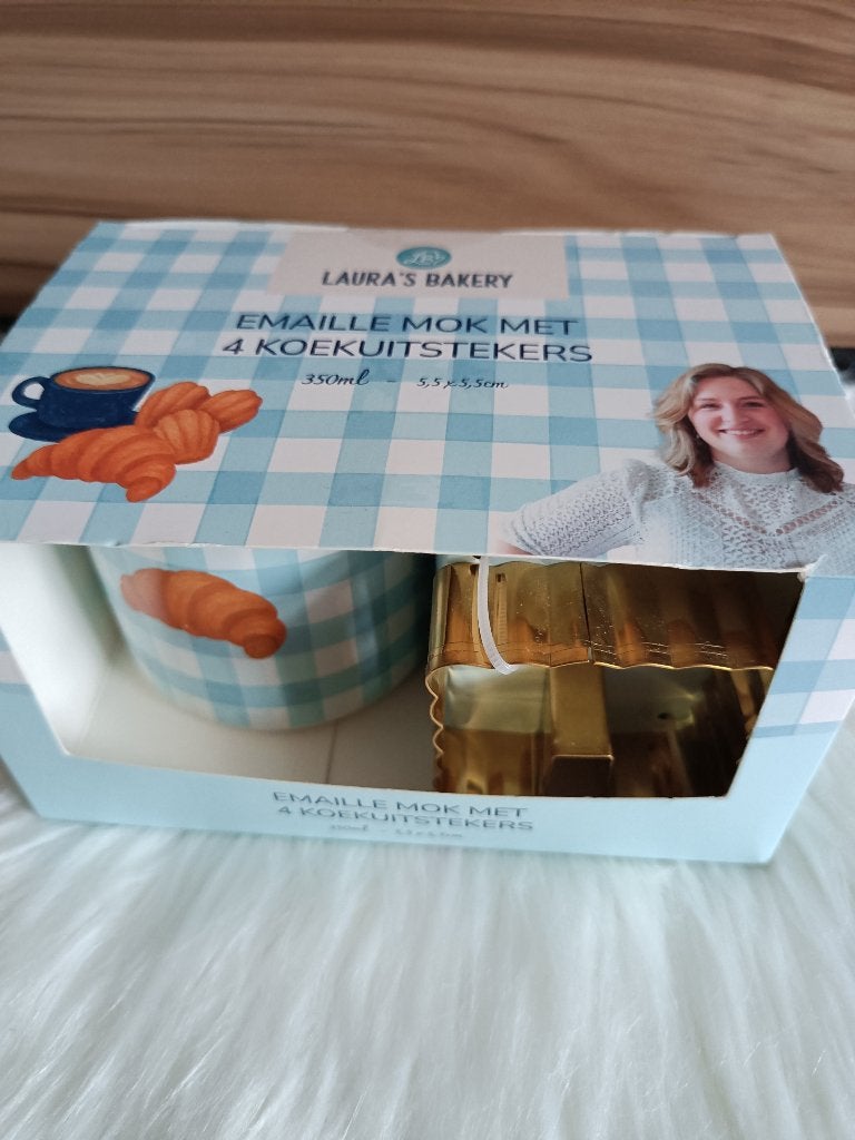 Laura's Bakery emaille mok met 4 koekuitstekers | Nieuw, Overige typen, Nieuw, Ophalen of Verzenden, Meerkleurig