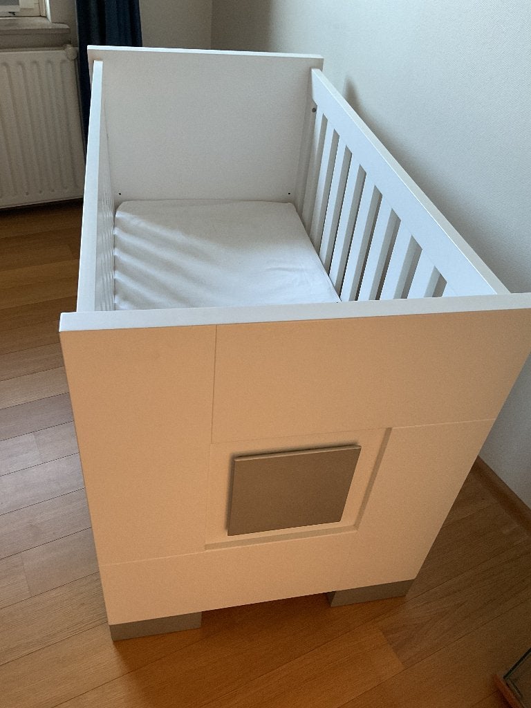 Kinderledikant met matrasje, witte box en wipstoeltje, Ophalen, Gebruikt, Minder dan 140 cm, Minder dan 70 cm