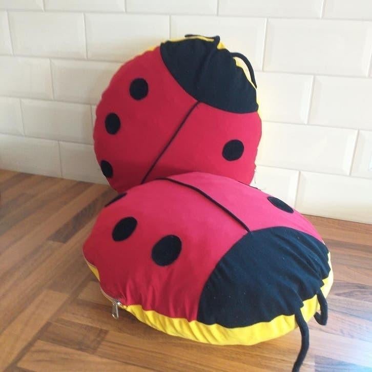 Leuke Lieveheersbeestje Kussens - Set van 2, Huis en Inrichting, Woonaccessoires | Kussens, Ophalen of Verzenden, Zo goed als nieuw