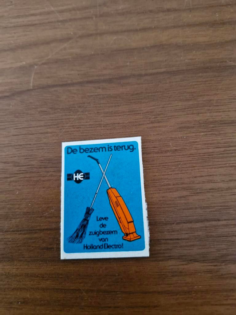 7157 Vintage Holland Electro sticker 'De bezem is terug', Ophalen of Verzenden, Gebruikt, Overige typen