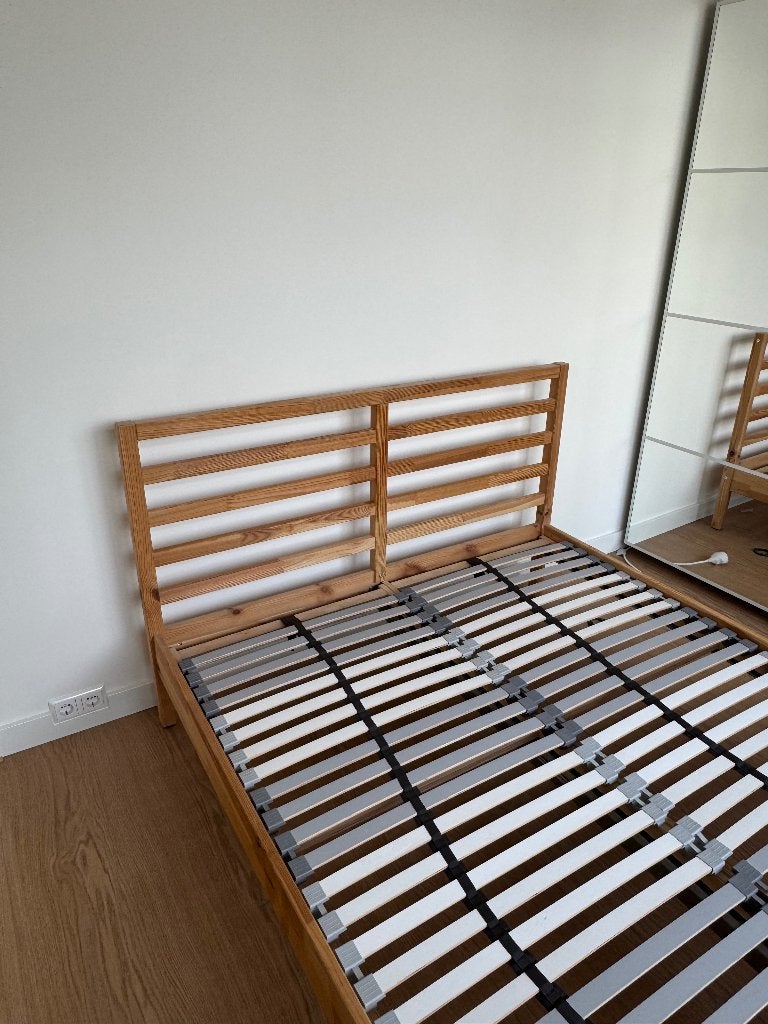 Bed IKEA (Tarva) met twee lattenbodems (Lonset), Ophalen, Tweepersoons, 140 cm, Zo goed als nieuw