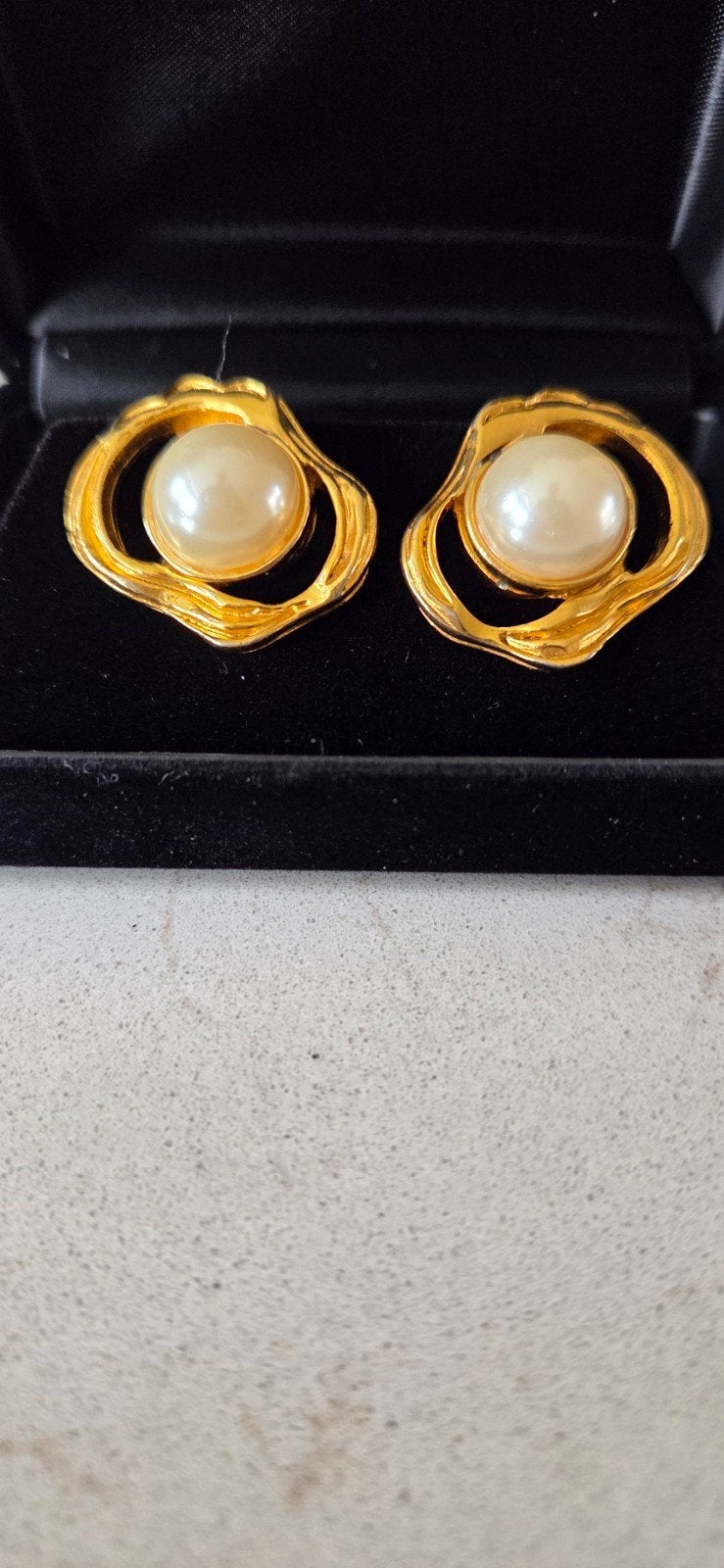 Chanel Vintage Oorbellen met Parel en Gouden Omranding, Overige materialen, Gebruikt, Ophalen of Verzenden, Knopjes of Stekers