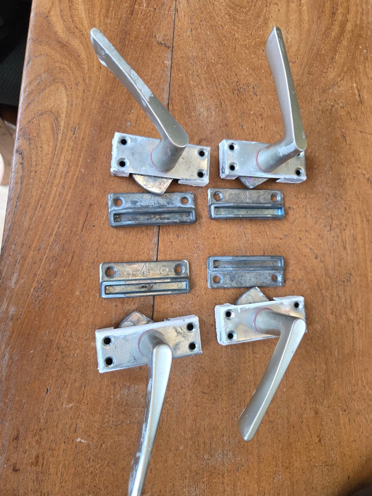 Set van 4 gebruikte raamklinken met sluitplaten, Ophalen of Verzenden, Gebruikt, Overige materialen, Klink of Kruk