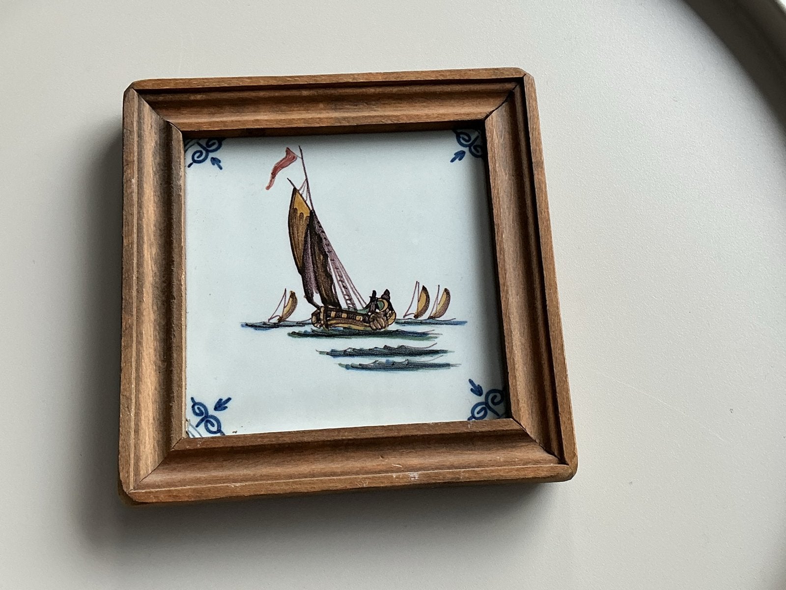 Delfts Blauw Tegeltje met Zeilschip in Houten Lijst, Antiek en Kunst, Ophalen of Verzenden