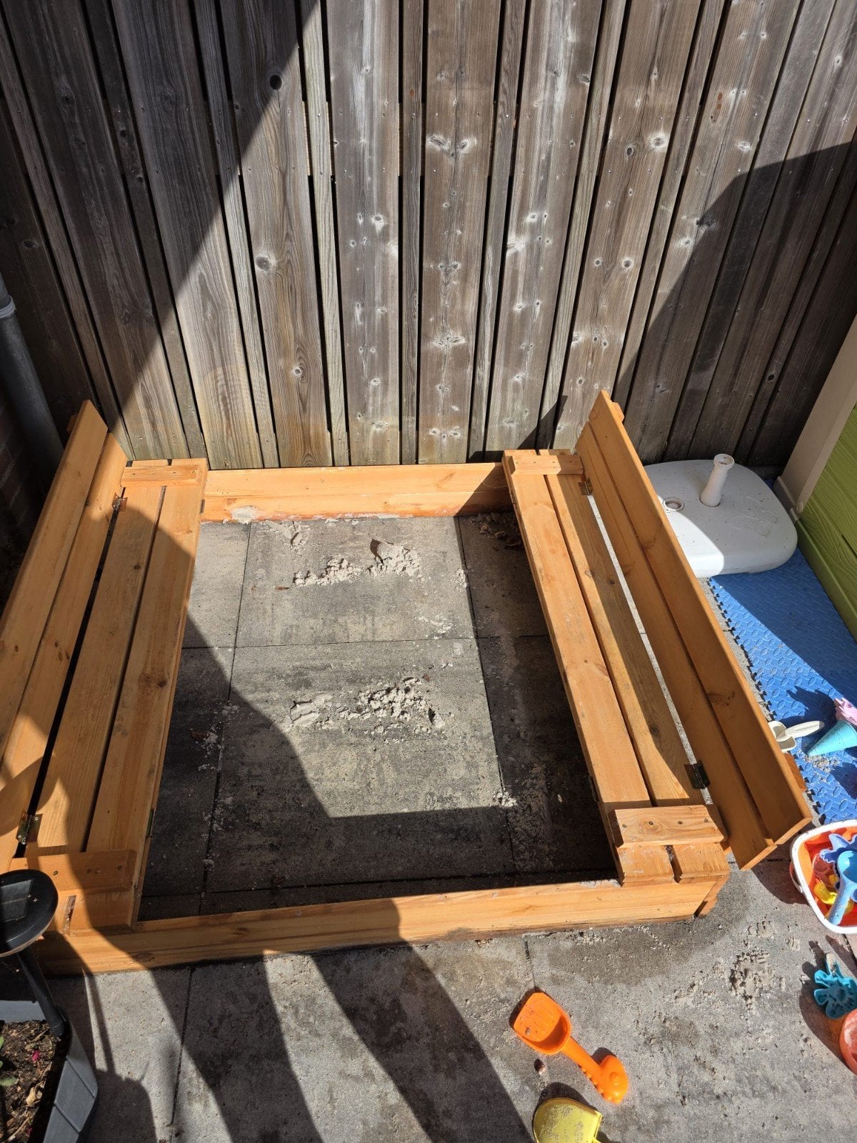 Houten zandbak met deksel en bankjes, Ophalen, Zo goed als nieuw