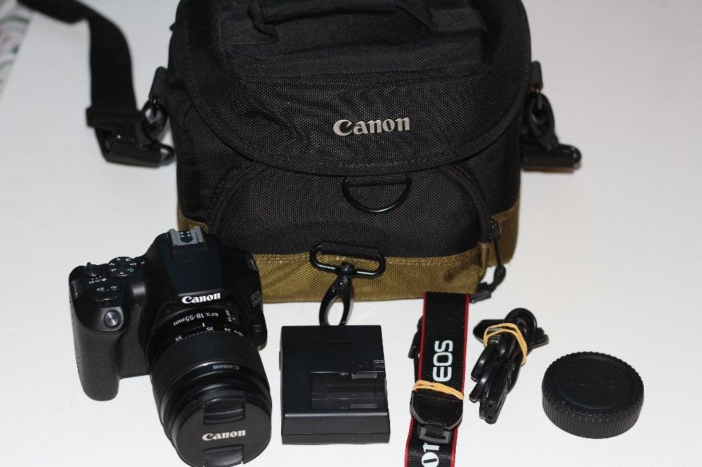 weinig gebruikte Canon 250D met 18-55 lens met Wifi en tas, Ophalen, Spiegelreflex, Zo goed als nieuw, Lensdop