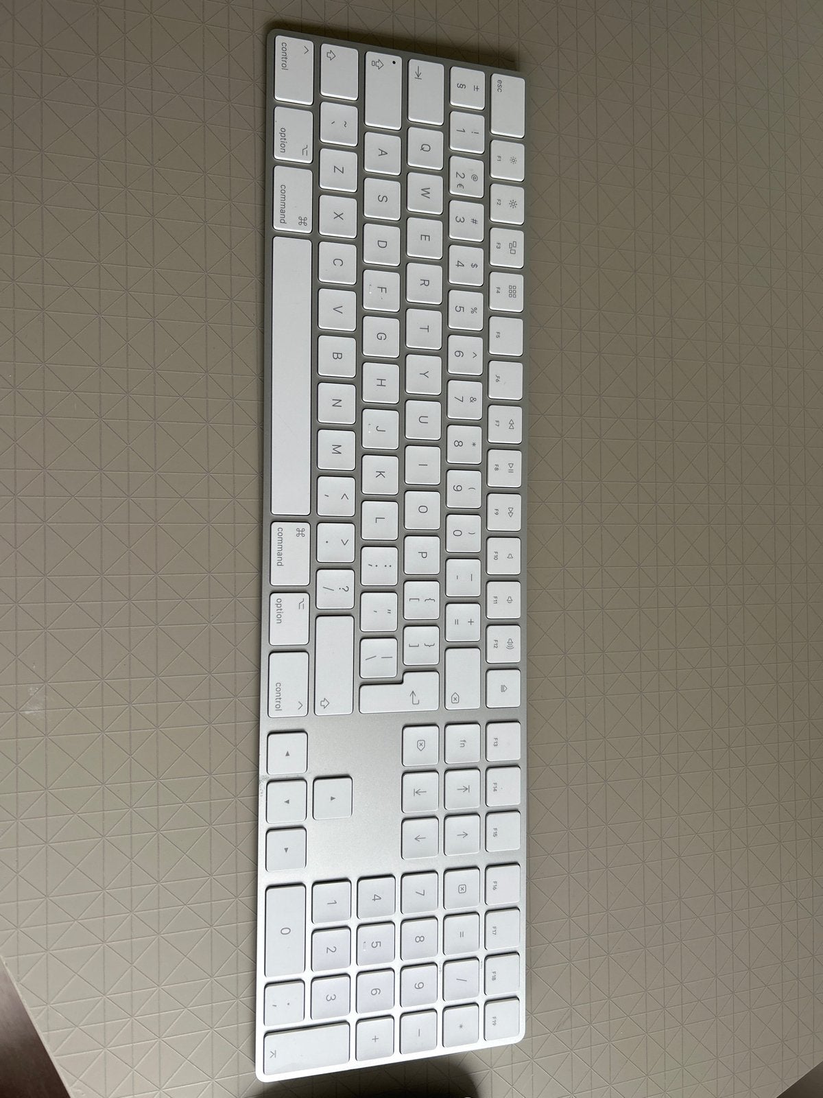 Apple Magic Keyboard A1843 QWERTY met numeriek toetsenblok, Ophalen, Qwerty, Zo goed als nieuw, Draadloos