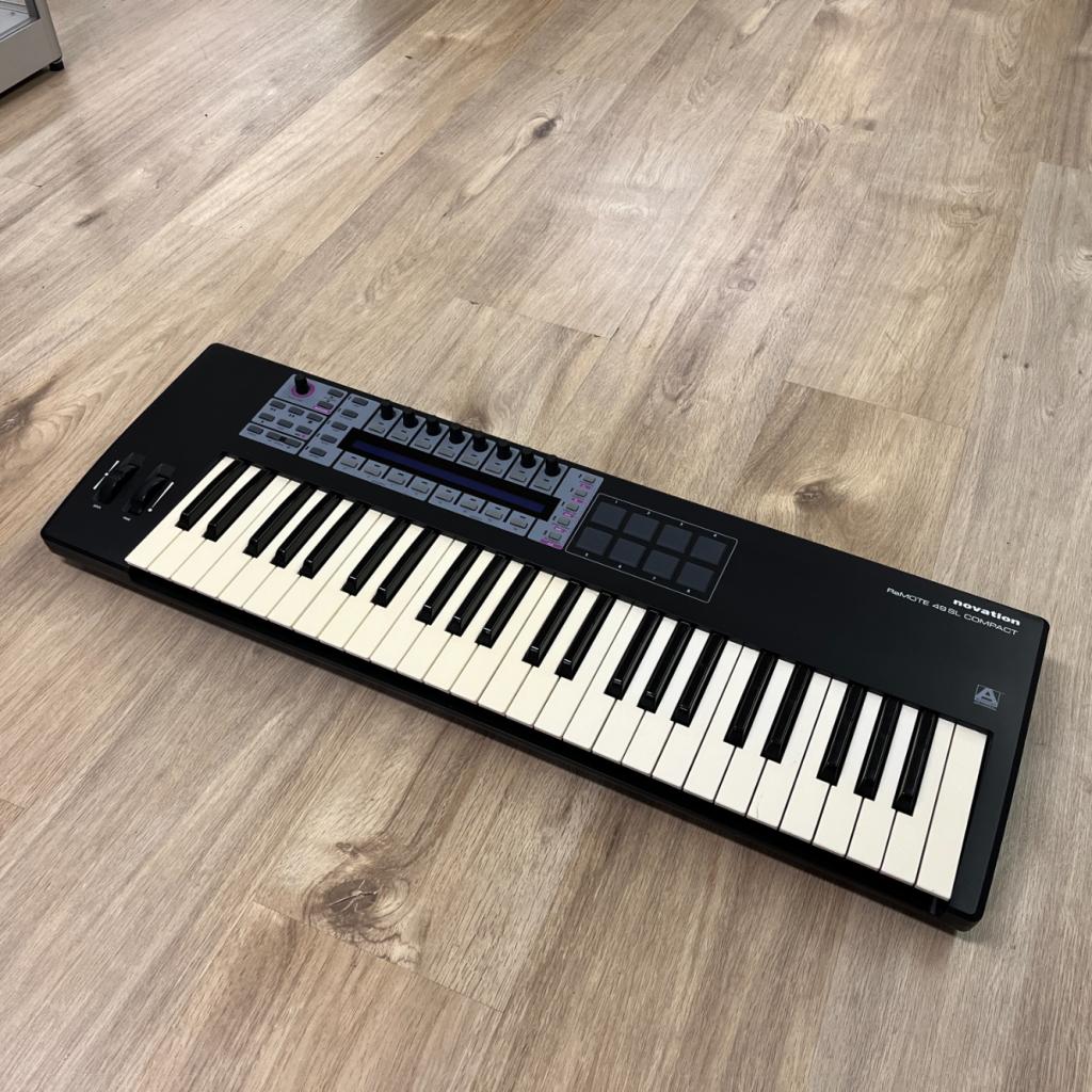 Novation Remote 49SL Compact | Midi-keyboard, Muziek en Instrumenten, Midi-apparatuur, Flex Ltd., Zo goed als nieuw, https://flex.com/contact-us
