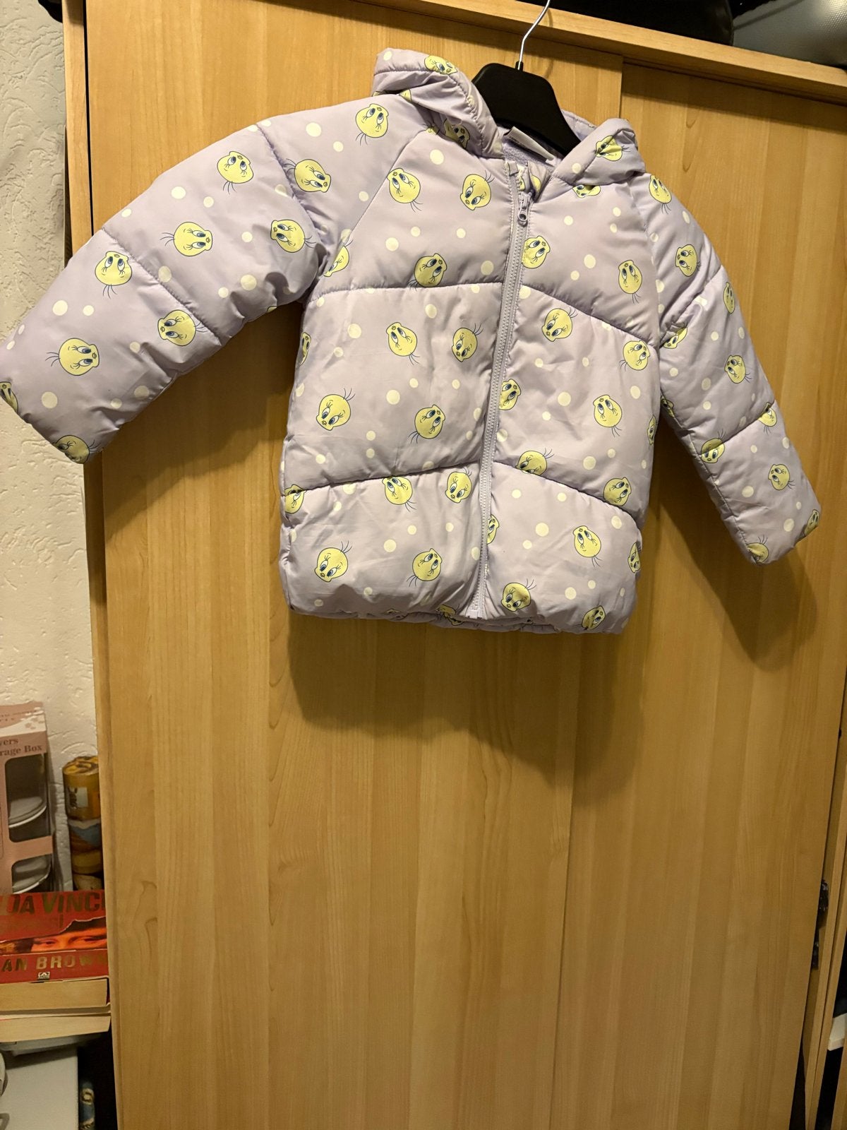 Primark Looney Tunes Tweety Puffer Jas 24-36M/98cm, Ophalen of Verzenden, Zo goed als nieuw, Jongetje of Meisje