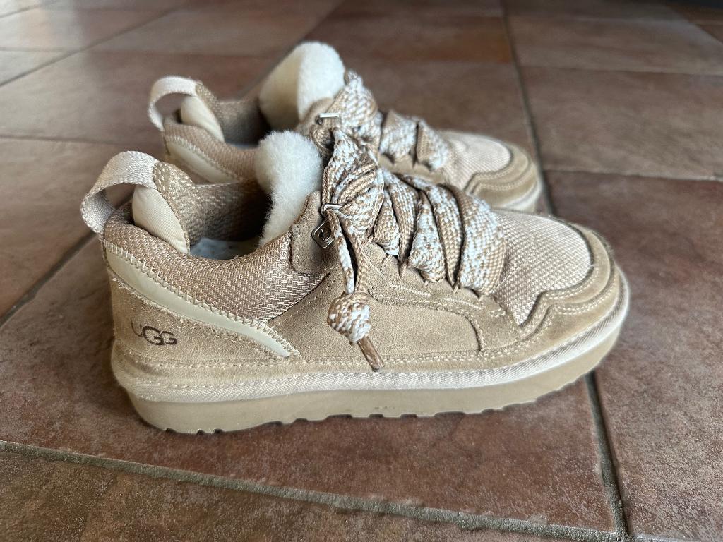 UGG maat 40, beige, ZGAN, Kleding | Dames, Schoenen, UGG, Beige, Ophalen of Verzenden, Sneakers of Gympen