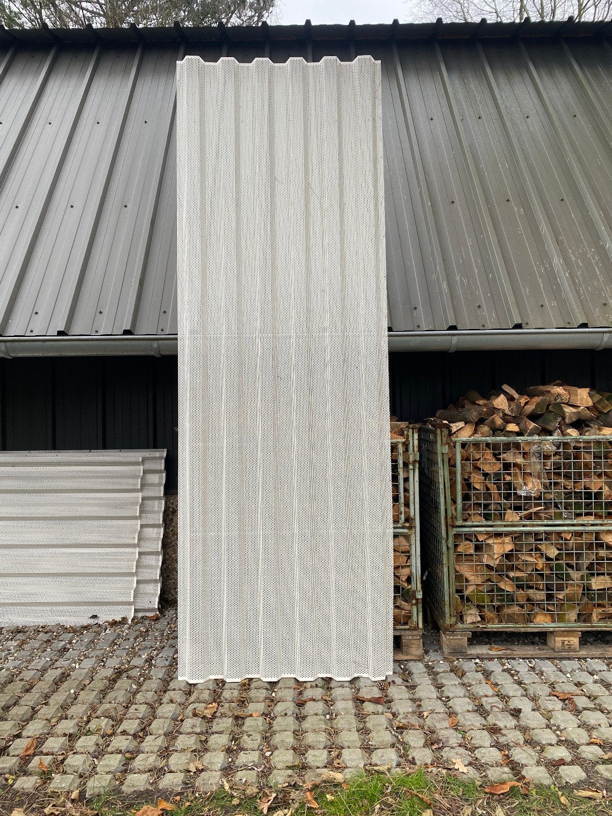 1 geperforeerde witte profiel panelen, Doe-het-zelf en Verbouw, Platen en Panelen, Ophalen, Zo goed als nieuw
