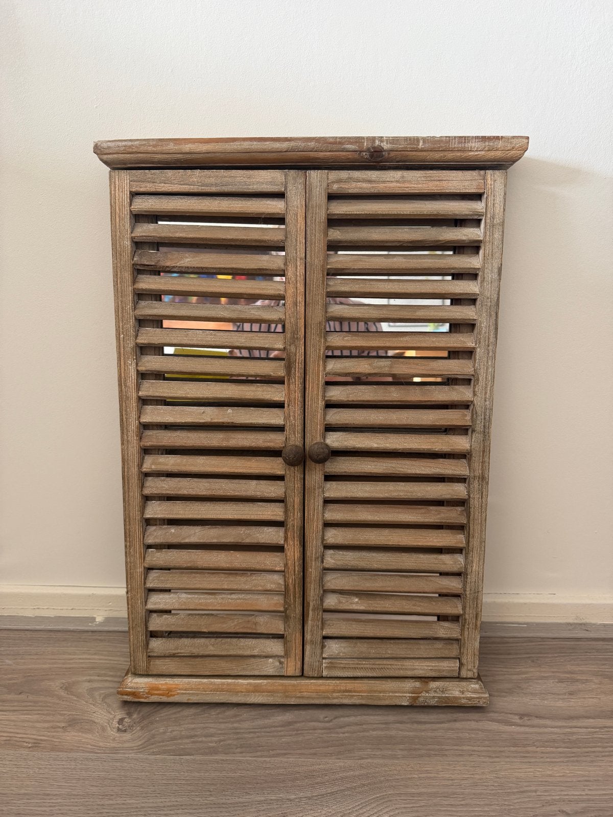 Houten spiegel met luiken - Rustieke wanddecoratie, Huis en Inrichting, Woonaccessoires | Spiegels, Ophalen, Minder dan 50 cm